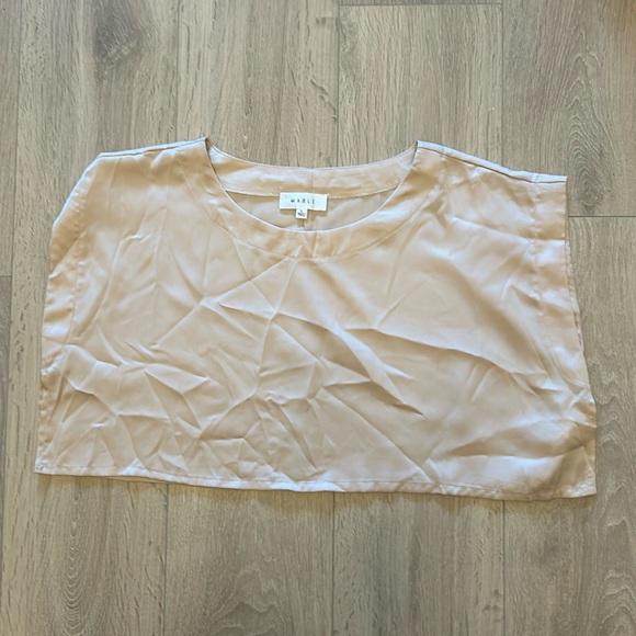 Crop top scoop neck. Size large. Slits on sides - Picture 1 of 1